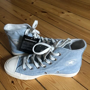 Converse, Chuck Taylors  - Höga Chuck Taylors converse i något slags blått ”Denim” material och mönster i storlek 36.5. Aldrig använda pga att tyvärr för små. 