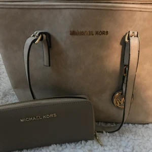 Väska/Plånbok - Matchande, plånbok 80kr väskan 120kr. Du får båda för 180kr