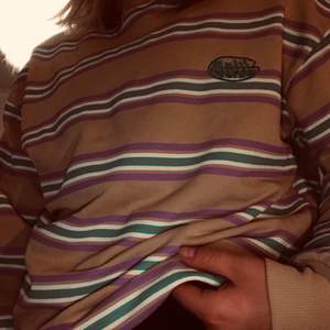 Super trendig Sweatshirt från junkyard i storlek S. Använd endast en gång, i nyskick! Köpt som unisex tröja. Lägg gärna ett bud. 🤍