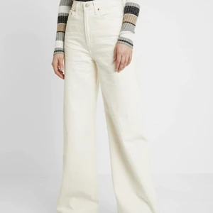 Jeans från Levis - Ribcage wide leg från Levis. I väldigt bra skick. Säljer för att de är för små på mig. Fraktar mot betalning💘