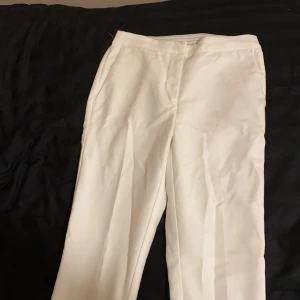 Kostymbyxor  - Jättefina vita kostymbyxor som är ganska tajta vid rumpa och gör rumpan större. Använd en gång. Jättebra material men tajta 