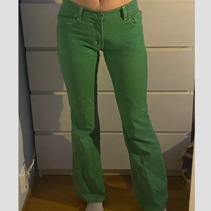 säljer mina älskade gröna jeans 😭 säljer pga att de blivit aningen små på mig, perfekt längd för någon som är runt 170! köpte de på plick för 400kr för typ ett halvår sen. Jeans & Byxor.