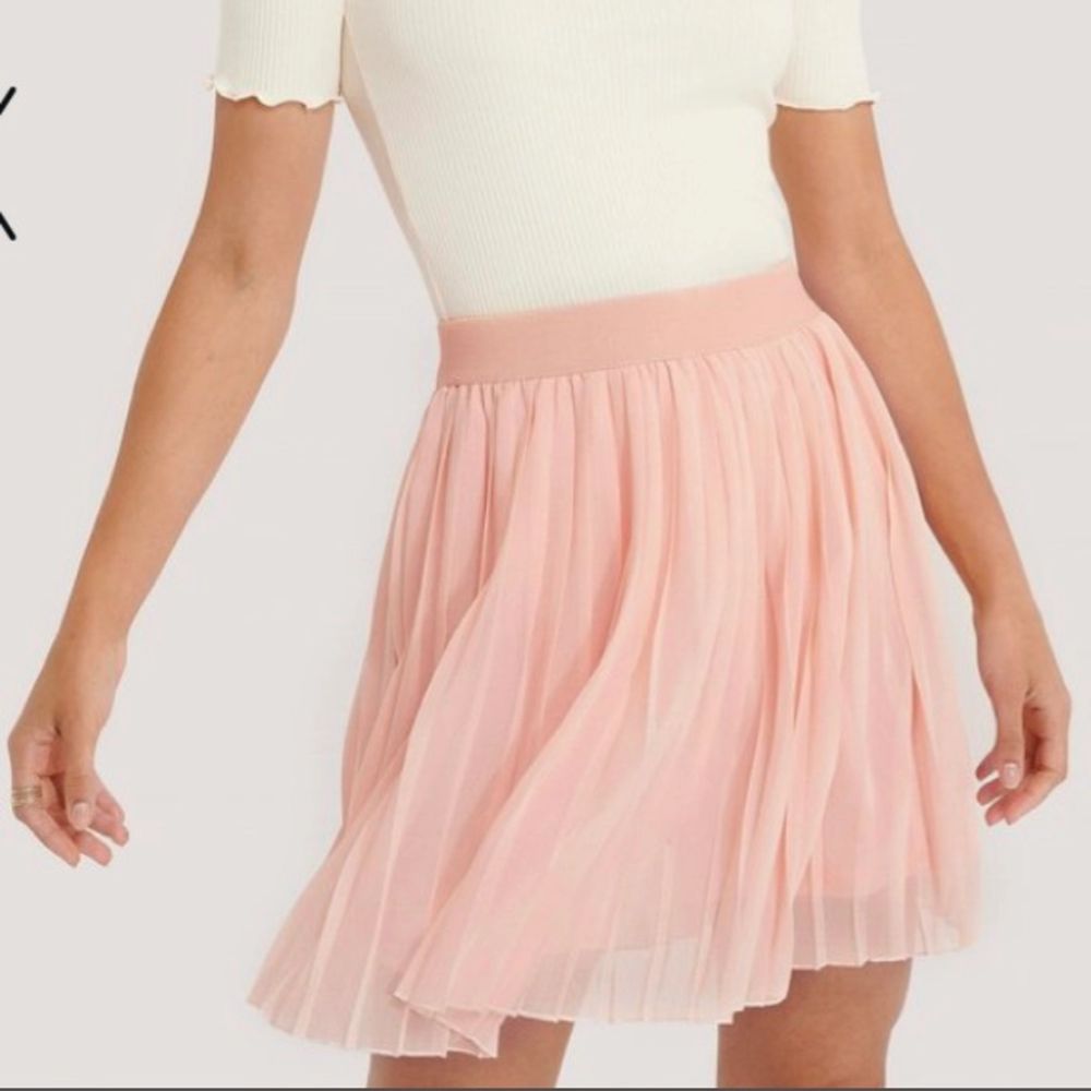 Superfin rosa plisserad kjol från NAKD. Använd kanske 3 gånger. Säljer på grund av att jag inte använder den ofta och vill uppdatera garderoben:) nypris är 249kr. Kjolar.
