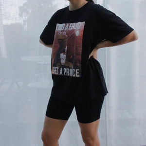 Disney X Zara - En svart tshirt men tryck på bröstet från Disney X Zara, storlek L men funkar som oversized på mindre storlekar:)!🧡