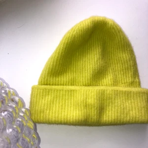 Samsoe samsoe mössa - Mössa köpt på samsoe samsoe i en gul/grön färg! Supersnygg till vinter i backen tex!