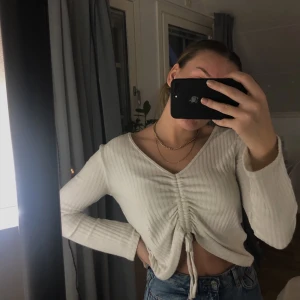 Tröja  - Säljer min vita tröja från chiquelle. Storlek M. 150kr inklusive frakt. 