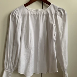 Kappahl blus - Blus använd enstaka gånger, inte min stil helt enkelt. Som ny och likaså den vita färgen! Strl: 34
