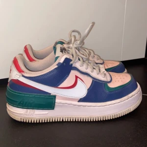 Nike air force 1 Shadow - Säljer mina air force 1 shadow köpta på &otherstories förra hösten som nu är HELT slutsålda. Abslout använda men ändå fint skick! säljer pga använda inte längre (slitning vid hälen se bild 3)