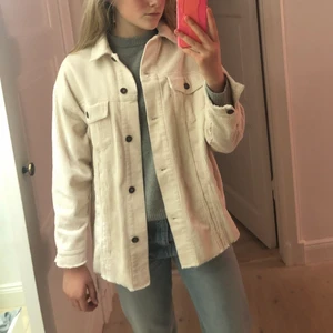 Zara jacka  - Jag säljer min zara jacka. Bara andvänt ett få tal gånger. Storlek xs. Säljer den för 150 kr inklusive frakt