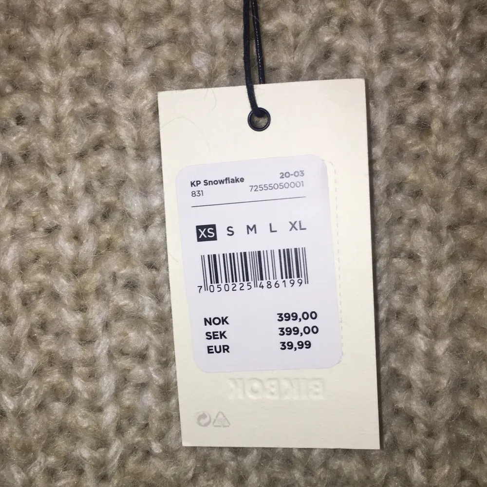 Fick denna tröja för ca 1 vecka sedan, tröjan är oanvänd och i nyskick. Nypris 399 säljer för 200🤍köpare står för frakten!. Stickat.