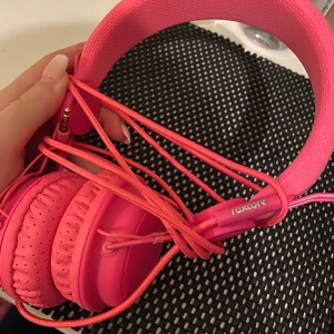 Hörlurar  - Hejsan, säljer dessa hörlurar som är helt oanvända. Kvaliten är inte så bra för dessa typ av hörlurar vilket är därför jag säljer dem billigt. 