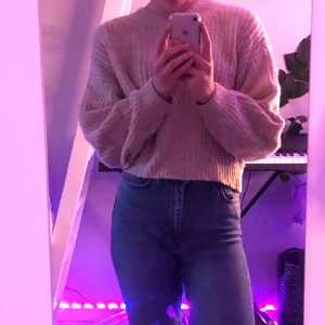 Beige stickad tröja - Beige stickad tröja från zalando. Säljer pga använder inte längre. Koparen betalar för frakt och betalas endast med swish. Kontakta för mer information.