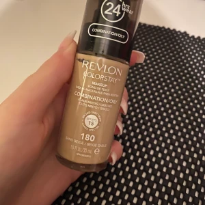 Revlon  - Hej, säljer denna oanvända foundation. Råkade köpa två st av samma färg där båda var fel färg för mig. 