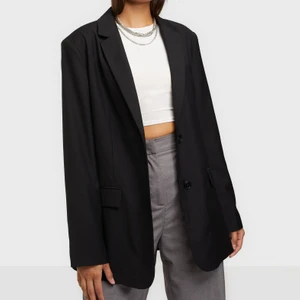 Oversized blazer strl XS - Säljer en helt ny oversized blazer från Nelly. Endast testad men aldrig använd då jag tycker den är för lång på mig. Storlek XS. Men kan passa allt mellan XS-M beroende på hur man vill ha den. Nypris 599kr. Säljer för 300kr + 63kr spårbar frakt