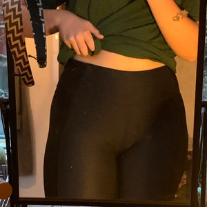 Träningsbyxor - Träningsbyxor från hm i storlek M, sparsamt använda då de inte passar mig så bra. Pris 50kr + frakt🌶