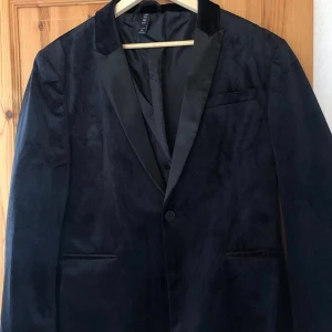 Svart kavaj från NewYorker - Svart kavaj i sammet! Nypris: 199kr