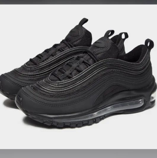 🖤Säljer mina fina Nike Air Max 97 till ett billigare pris pga att de är använda i ca 1 år men har inga defekter. De är lite små i storleken enligt mig. Ordinarie pris: 1500kr. Pris går att diskuteras . Skor.