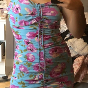 Somrig klänning - Jättefin sommarklänning från Zara! Aldrig använd pga att jag verkligen inte känner mig så bekväm i denna typen av klänningar men hade önskat att jag gjorde det💕 Storlek S och sitter bra på mig som brukar ha S/36 annars💗 Frakten är inräknad i priset!!