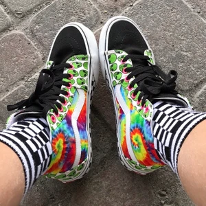 Vans Ski8 Hi custom  - Egna custommizade vans. Köpta för 1400 kr. Använt få gånger, skejtat ett par ggr i dom, se bilder. Annars i fint skick! Storlek 38,5 men passar 39-40. Köp nu!