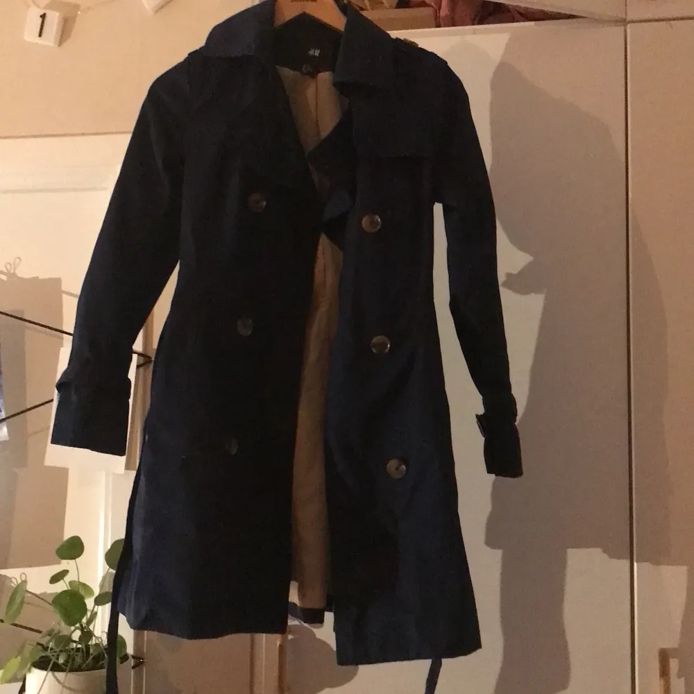 En blå kappa från hm i storlek 34, kan hämtas upp i Stockholm eller fraktas.. Jackor.