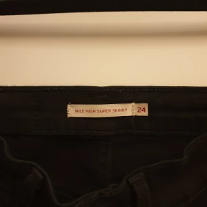 LEVIS mile high super skinny, strl 24 - Knappt använda. I gott skick. 
