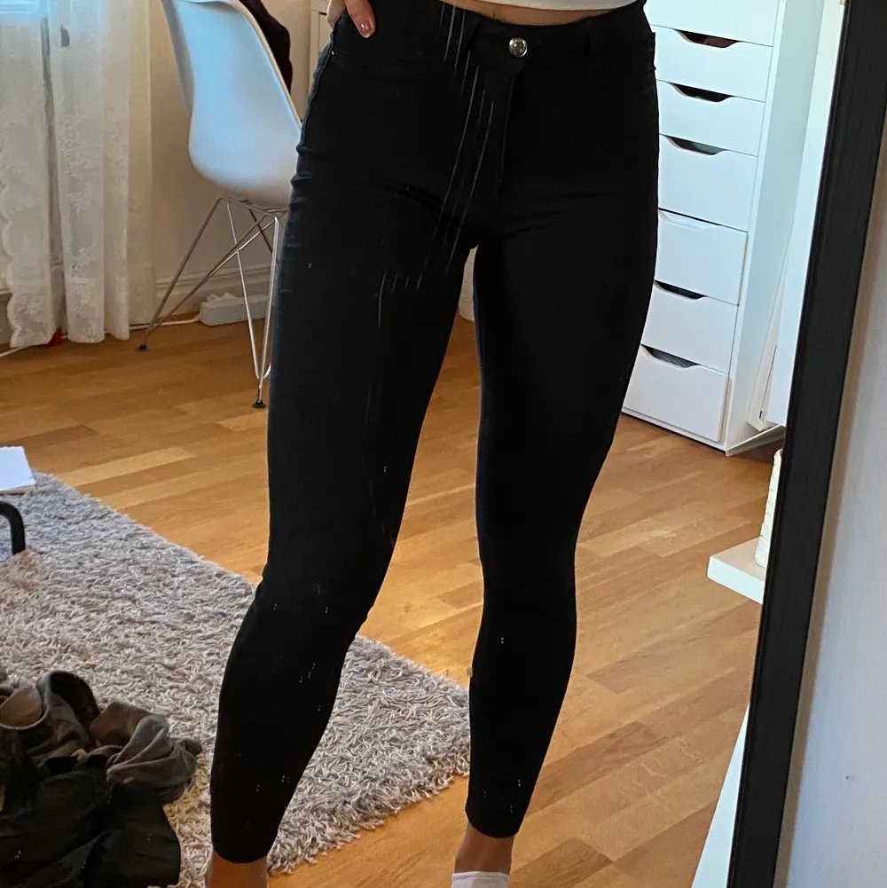 Säljer dessa svarta jeansen från Gina Tricot i modellen Molly & storlek S men passar XS-M pga stretchiga. Den ända defekten är märket därbak som är trasigt.. Jeans & Byxor.