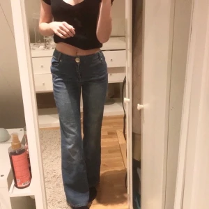 Vintage jeans - Väldigt snygga vintage jeans som jag köpte här på plick, men som jag tyvärr inte har använt så mycket. Dom passar perfekt i längden på mig som är 172, dock är dom lite för stora i midjan så jag brukar ha ett snöre där bak. Kontakta mig så kan jag skicka fler bilder! :) 110kr + frakt, eller mötas i Stockholm 