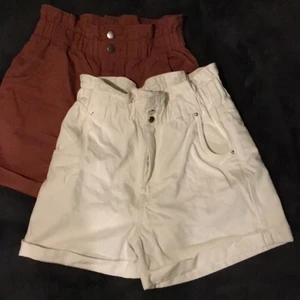 Rödbruna och vita shorts - Säljs separat. Knappt använda pga fel storlek. Exakt samma förutom färgen