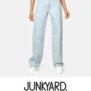 Nu säljer jag mina fina jankyard jeans! Har haft dom i snart ett år och använt till och från och är fortfarande i bra skick, även inga fläckar som jag ser. Frakt 69kr⚡️🥰 Priset kan diskuteras. 