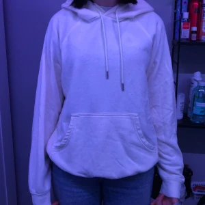 Vit hoodie H&M - Vit hoodie, lite noppig storlek M. Slåldes för 200