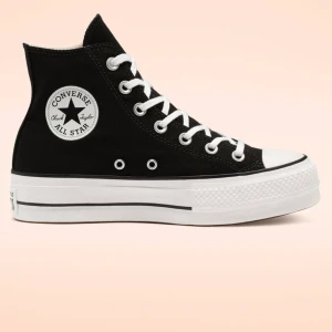 Converse platform - Höga platå converse i modellen ”Chuck Taylor All Star Hi Lift”. Inköpta precis innan sommaren i år. Sparsamt använda. Strl 40. Hör av er för fler bilder😊