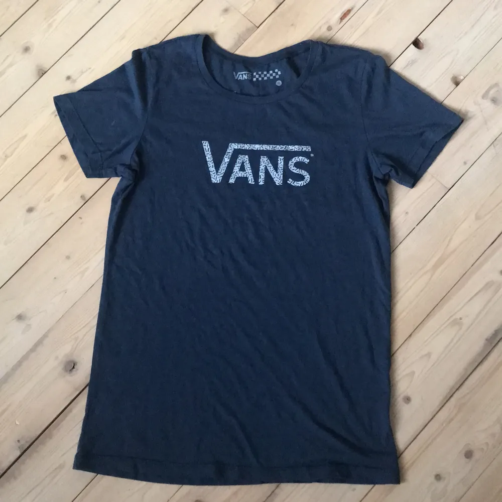 Mörkblå vans tshirt, använd max 2 ggr. Storlek XL men skulle säga att den passar mer som M. Köparen står för eventuell frakt. 🌸. T-shirts.