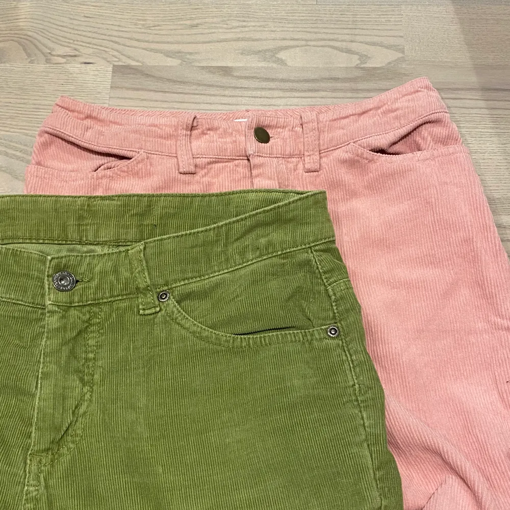 Gröna manchesterbyxor storlek 36. Bud Se bild 3 för material och skav säljer det rosa manchesterbyxorna i ett annat inlägg!minst 10:- höjning på budet. . Jeans & Byxor.