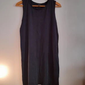 Klänning  - Klänning för fest och vardag. Inga hål eller missfärgningar. Pris är diskuterbart. 