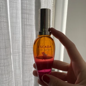 Escada Parfym: Miami Blossom - Frakt ingår! Limited edition parfym från Escada! Perfekt för den som vill lukta feminint men inte för "sött". Doften är en blanding av fräsch annanas med inslag av mörkare noter så som sandlewood. Orginalboxen medföljer! 