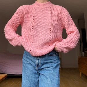 Rosa stickad tröja - Rosa stickad tröja från Pieces, knappt använd så i mycket fint skick! +66kr frakt
