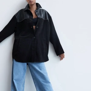 OANVÄND ‼️ Fodrad skjortjacka i manchestertyg  - OANVÄND ‼️ Lite längre i modellen och perfekt jacka för många tillfällen 🖤🖤  (prislapp kvar) 