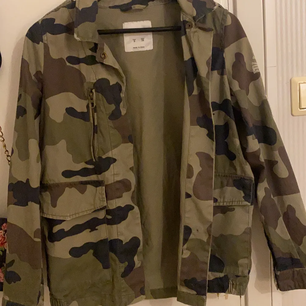 Cool jacka med militärmönster från Pull&bear. Man kan se att den är Använd men inga fläckar eller skador. På vänster arm har den lite detajer och den har 3 fickor på framsidan. Skriv privat om det är något du undrar :) (Frakt är ej inkluderat i priset och produkten finns kvar tills det står att den är såld). Jackor.