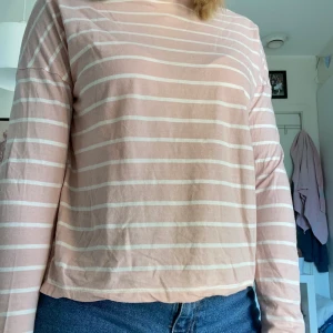 Ambercrombie & Fitch turtle neck, S - Randig, lössittande turtle neck. Jättefin och näst intill oanvänd tröja. Jättebekvöm då den inte sitter åt någonstans. Materialet är väldigt skönt. 100kr och frakt tillkommer om man inte kan mötas upp 