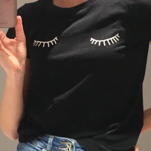 Svart T-shirt  - Säger min svarta t-shirt med blundade ögon, använd väldigt få gånger och är i bra skick💖 köpare står för frakt 🥰