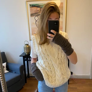 Stickad väst - Säljer denna as snygga väst från zara i storlek S men är ganska oversized så passar nog även M. Bra skick och säljer den pågrund av att den inte är min stil längre💕 Den är slutsåld så passa på. 