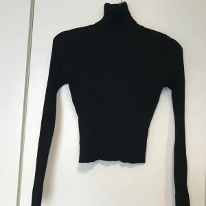 ZARA - svart polo i S  - Denna är använd men i gott skick, dock med en passform som smiter åt om en 🥰. Nypris ca 250kr och köparen står för frakten! 
