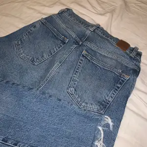 Mom jeans från Vero Moda i strl 29/30. Bra skick och sitter super snyggt på. Första till kvarn. Köparen står för frakten om den inte är möjligt att mötas upp. Nypris 600kr 