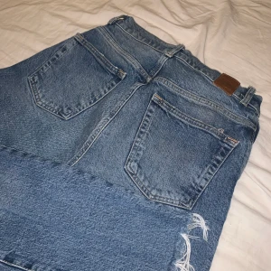 Mom jeans från vero moda - Mom jeans från Vero Moda i strl 29/30. Bra skick och sitter super snyggt på. Första till kvarn. Köparen står för frakten om den inte är möjligt att mötas upp. Nypris 600kr 