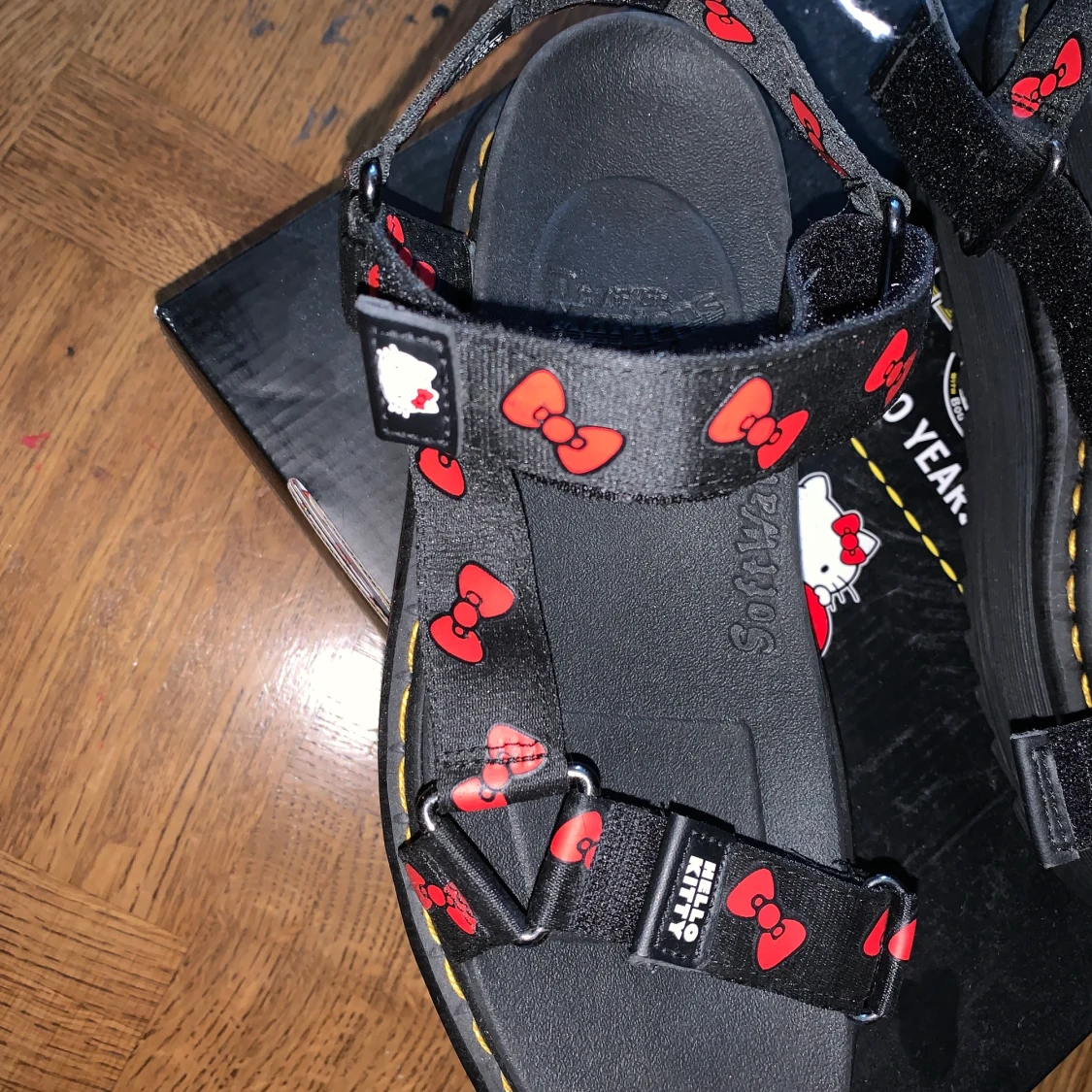 HELLO KITTY DR MARTENS - 91