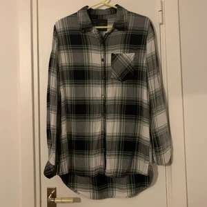 Skjorta/blus - Grönrutig tunn skjorta . 10kr +frakt eller bud