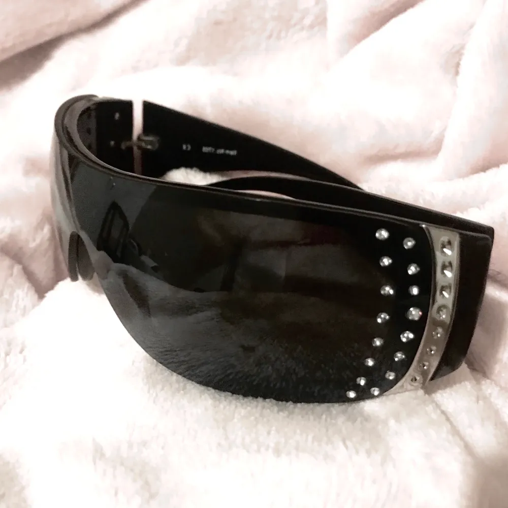 Svarta solglasögon med glittriga diamanter. Första bilden är lånad, men ungefär så är passformen 💕. Accessoarer.