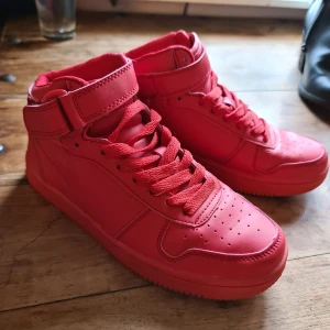 Snygga sneakers i rött 😍 - Fina i princip oanvända sneakers i storlek 36. Jättefina 🥰