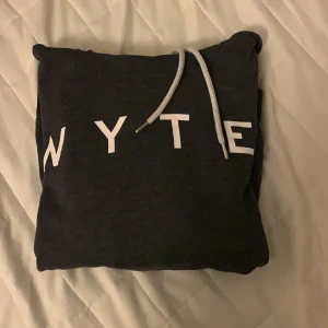 White  - En oandvänd hoodie från märket white har enstaka enstaka gången men är i ett fint skick👍 den är i L men är väldigt liten i storleken jag är en S och den passar jätte bra💜💕💓