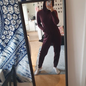 Len och mysig onezie - Sjukt len och mjuk onezie från HunkerMöller! Sammet material! Använder min morgonrock mer så denna är knappt använd!🫐😍 nypris: 550kr